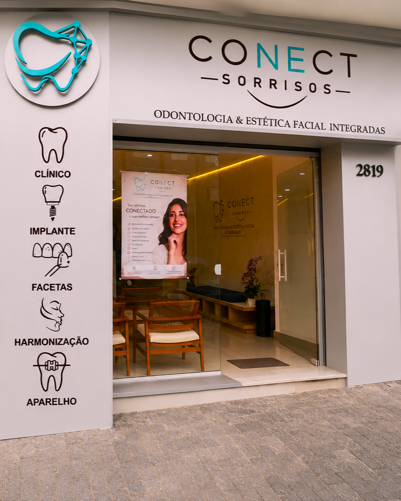 Fachada da clínica Conect Sorrisos iluminada à noite